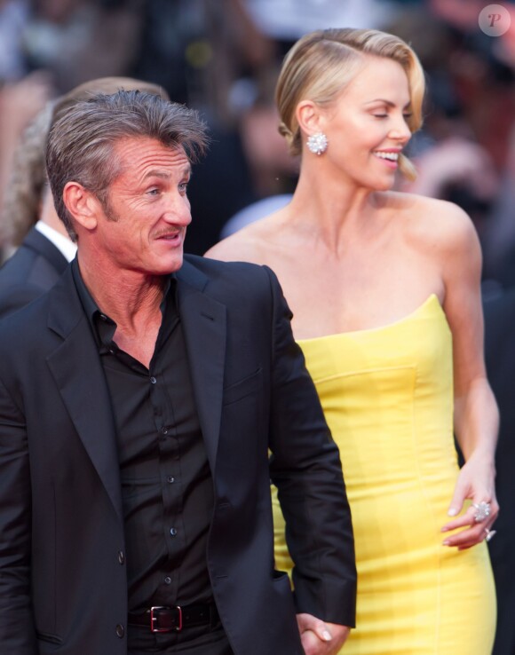 Charlize Theron et son amoureux Sean Penn - Montée des marches du film "Mad Max : Fury Road" lors du 68e Festival International du Film de Cannes le 14 mai 2015.