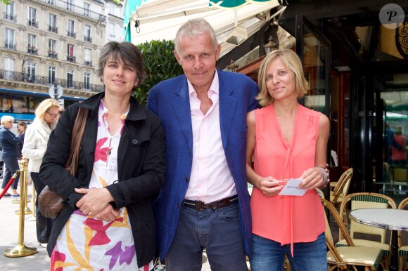 No Web Patrick Poivre d'Arvor et ses filles Dorothée et Morgane, au restaurant Les deux magots à Paris, en juin 2015.