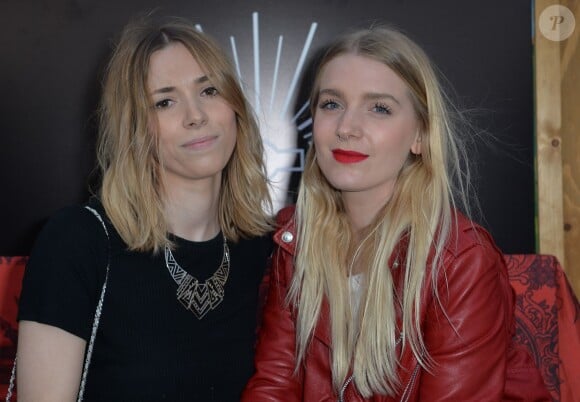 Katty Besnard et Marine Neuilly (Les Plastiscines), lors de l'ouverture de la Terrazza Martini, à Paris, le 18 juin 2015.