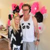 Tori Spelling et son mari Dean McDermott ont organisé le septième anniversaire de leur petite Stella à Los Angeles. La fête était sur le thème du panda avec un gâteau d'un mètre de haut de la Sugar Pearl Bakery. Stella et Tori ont organisé tout le reste de la fête y compris des ateliers coiffure pour les cheveux des enfants et un Karaoke. Le 15 juin 2015.