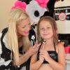 Tori Spelling et son mari Dean McDermott ont organisé le septième anniversaire de leur fille Stella à Los Angeles. La fête était sur le thème du panda avec un gâteau d'un mètre de haut de la Sugar Pearl Bakery. Stella et Tori ont organisé tout le reste de la fête y compris des ateliers coiffure pour les cheveux des enfants et un Karaoke. Le 15 juin 2015.