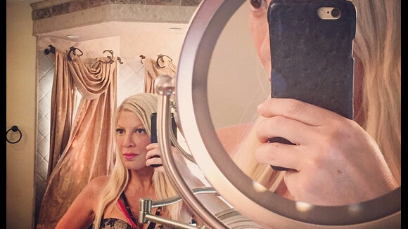 Tori Spelling en sous-vêtements : Sa nouvelle astuce pour une poitrine raffermie