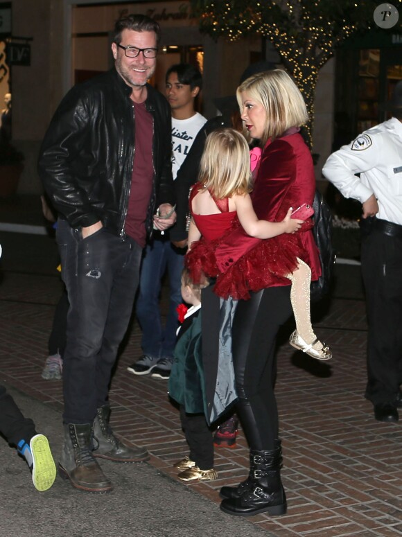 Semi-Exclusif - Tori Spelling et Dean McDermott emmènent leurs enfants Liam, Stella, Hattie et Finn voir le père Noël au centre commercial "The Grove" à Los Angeles, le 19 décembre 2014.