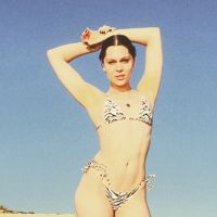 Jessie J : Sexy et athlétique en bikini sous le regard de son amoureux