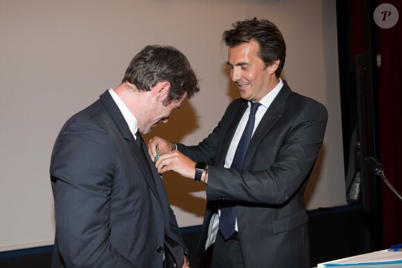 Exclusif - Jalil Lespert est décoré Chevalier dans l'Ordre des Arts et des Lettres par Yannick Bolloré lors d'une cérémonie organisée au cinéma Mac Mahon à Paris, le 9 juin 2015.