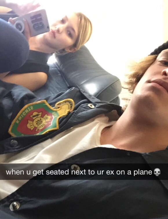 Cody Simpson poste une photo de lui et de son ex, Gigi Hadid le 22 juin 2015 sur Snapchat dans l'avion.