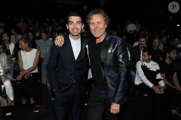 Joe Jonas et Renzo Rosso au défilé de mode Hommes DSquared 2 lors de la fashion week de Milan le 23 juin 2015. 