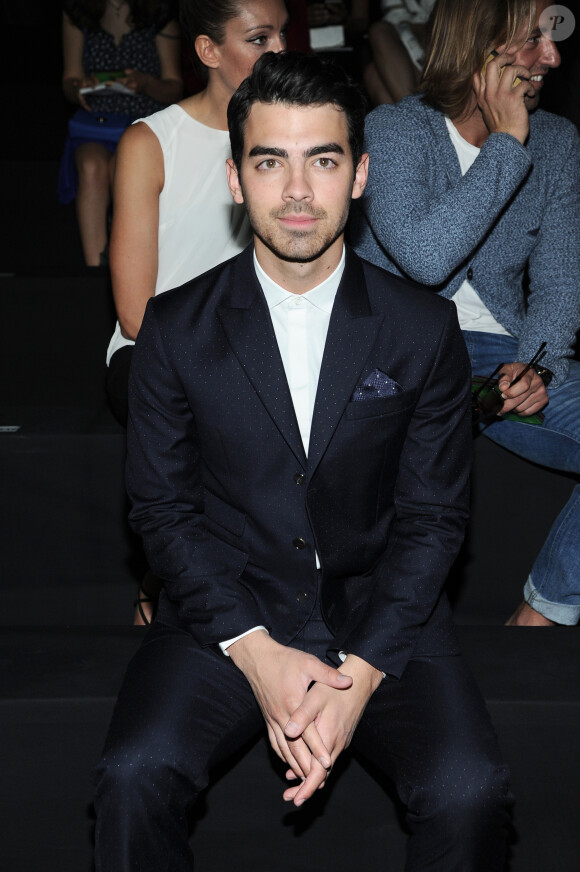 Joe Jonas au défilé de mode Hommes DSquared 2 lors de la fashion week de Milan le 23 juin 2015.