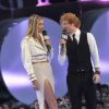 Gigi Hadid et Ed Sheeran sur scène aux Much Music Awards à Toronto le 21 juin 2015.