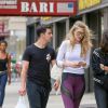 Joe Jonas et Gigi Hadid le 17 juin 2015 dans les rues de New York.