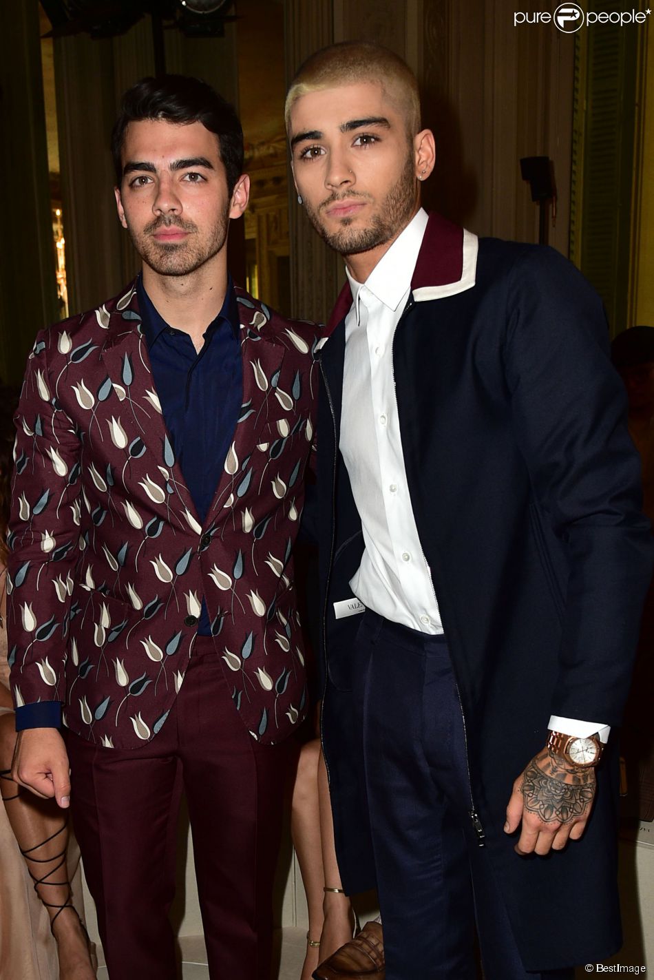 Zayn Malik et Joe Jonas au défilé Valentino à Paris lors de la Fashion Week le 24 juin 2015.
