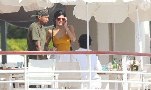 Kylie Jenner, Tyga et Kris Jenner déjeunent en terrasse au restaurant de l'hôtel du Cap-Eden-Roc. Antibes, le 24 juin 2015.