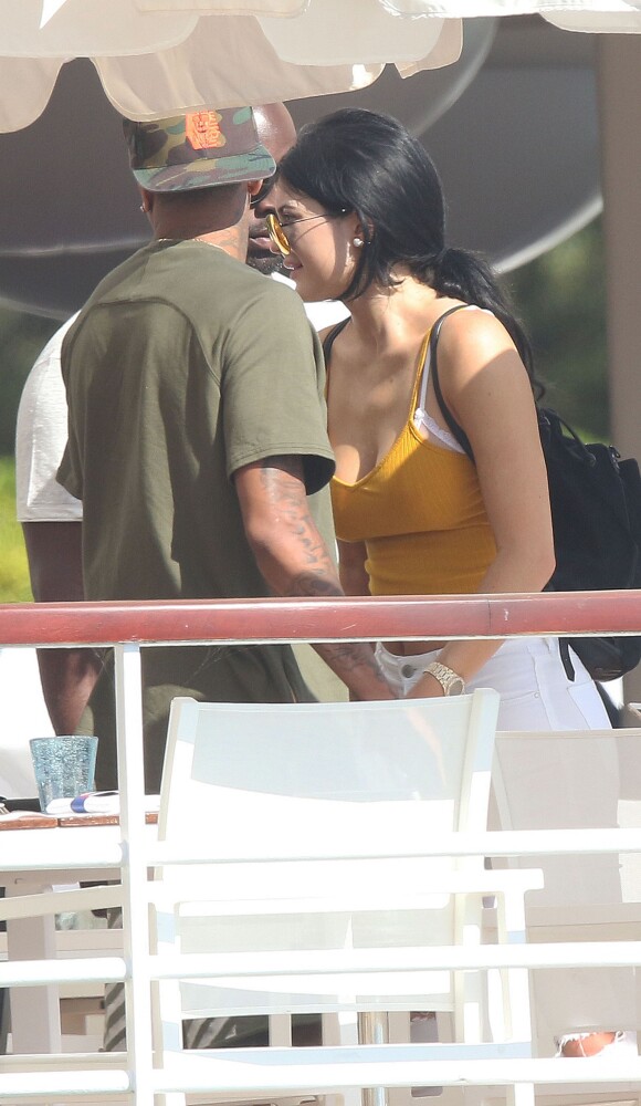 Kylie Jenner, Tyga et Corey Gamble déjeunent en terrasse au restaurant de l'hôtel du Cap-Eden-Roc. Antibes, le 24 juin 2015.