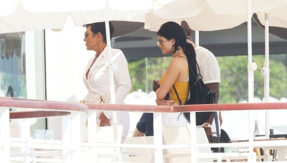 Kris, Kylie Jenner et Corey Gamble en terrasse au restaurant de l'hôtel du Cap-Eden-Roc. Antibes, le 24 juin 2015.