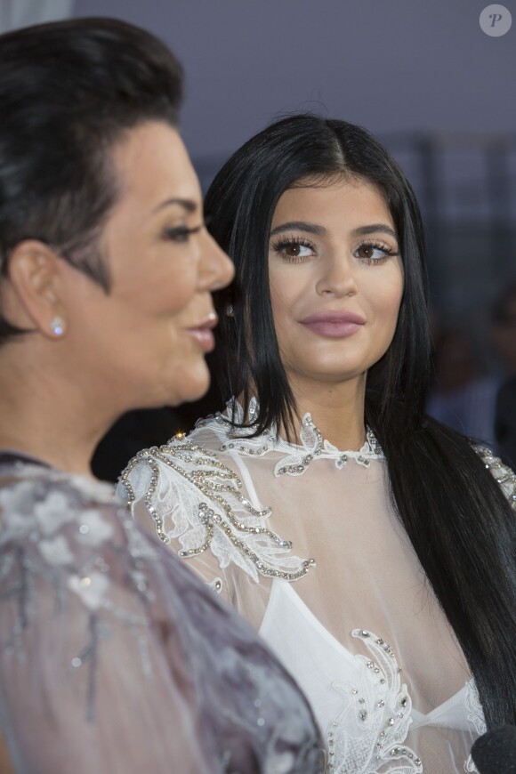 Kris et Kylie Jenner assistent à la soirée du Daily Mail en marge du festival Cannes Lions. Cannes, le 24 juin 2015.