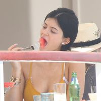 Kylie Jenner : Gourmande et sexy à Cannes avec Tyga