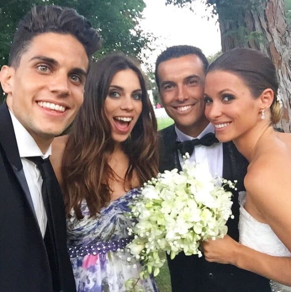 Marc Bartra aux côtés de sa compagne Melissa, de son coéquipier Pedro et de sa femme, au mariage de ce dernier à Cabrera de Mar (Barcelone) le 20 juin 2015. 