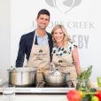 Novak Djokovic en chef cuisinier au côté de Lisa Faulkner à Londres, le 25 juin 2015