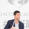 Novak Djokovic en chef cuisinier au côté de Lisa Faulkner à Londres, le 25 juin 2015