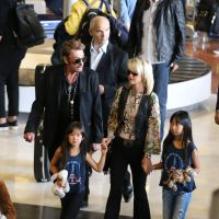 Johnny et Laeticia Hallyday avec leurs filles : Retour en douceur à Paris...