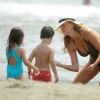 Claudia Galanti profitent de ses vacances à Forte dei Marmi avec ses enfants Liam et Tal, le 13 juin 2015
