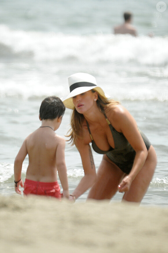 Claudia Galanti profitent de ses vacances à Forte dei Marmi avec ses enfants Liam et Tal, le 13 juin 2015