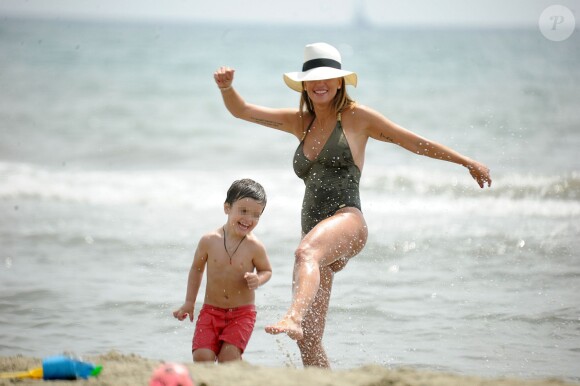 Claudia Galanti profitent de ses vacances à Forte dei Marmi avec ses enfants Liam et Tal, le 13 juin 2015