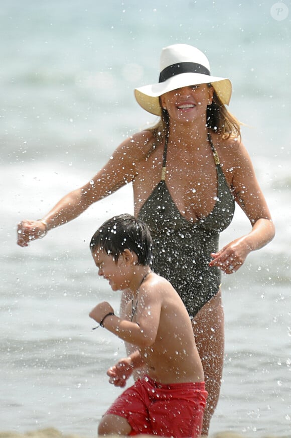 Claudia Galanti profitent de ses vacances à Forte dei Marmi avec son fils Liam, le 13 juin 2015
