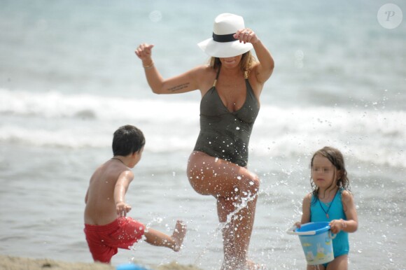 Claudia Galanti profitent de ses vacances à Forte dei Marmi avec ses enfants Liam et Tal, le 13 juin 2015