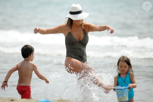 Claudia Galanti profitent de ses vacances à Forte dei Marmi avec ses enfants Liam et Tal, le 13 juin 2015