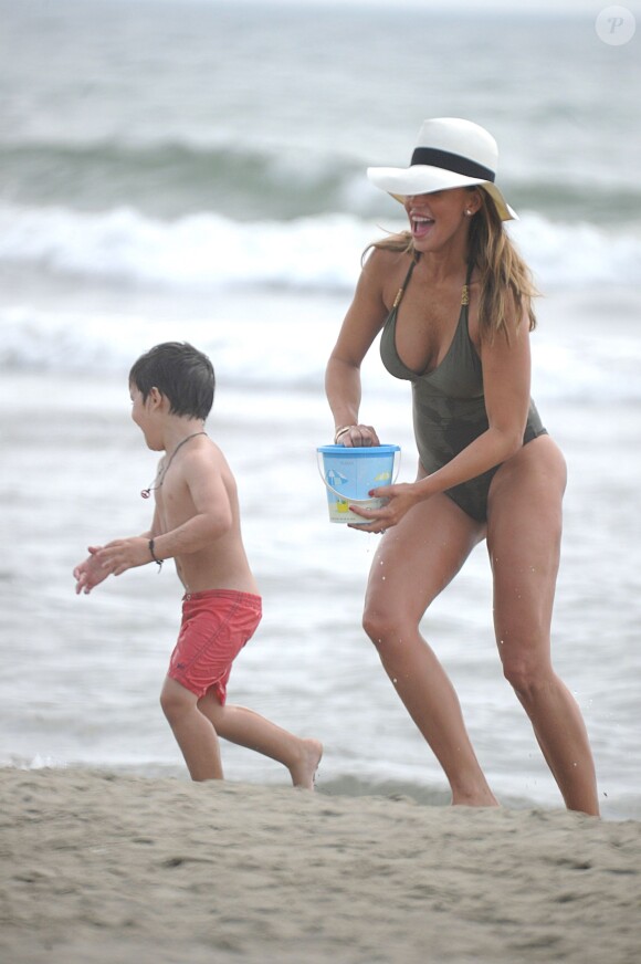 Claudia Galanti profitent de ses vacances à Forte dei Marmi avec ses enfants Liam et Tal, le 13 juin 2015