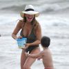 Claudia Galanti profitent de ses vacances à Forte dei Marmi avec ses enfants Liam et Tal, le 13 juin 2015