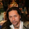 Teheiura, candidat de Koh-Lanta en 2012, au Salon du livre à Paris le 22 mars 2015.