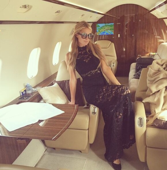 Paris Hilton dans un jet privé se rend à Ibiza, juin 2015