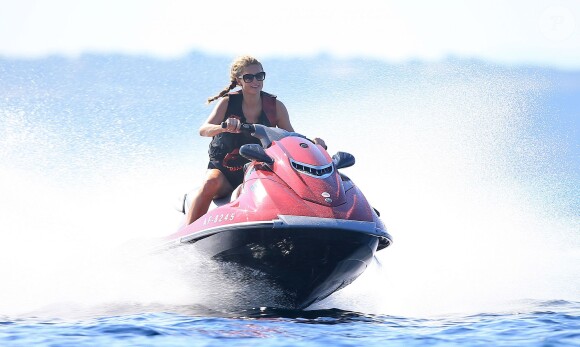 Paris Hilton s'éclate sur un jet ski pendant ses vacances dans les Baléares au large de Formentera le 9 juin 2015