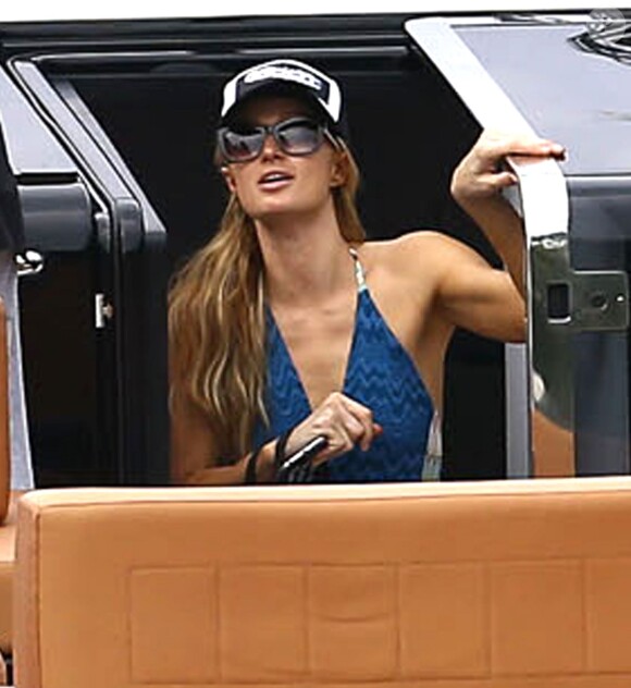 Enterrement de vie de jeune fille de Nicky Hilton avec sa soeur Paris Hilton et des amis sur un bateau à Miami, le 6 juin 2015