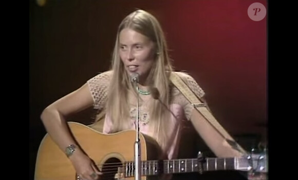 Joni Mitchell sur scène interprétant Big Yellow Taxi. (capture d'écran)