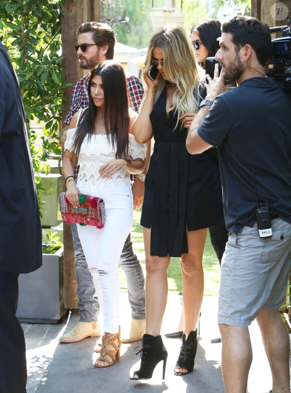Kourtney Kardashian, son compagnon Scott Disick et ses soeurs Kendall Jenner et Khloe Kardashian à Calabasas, le 23 juin 2015.