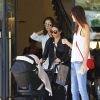 Kourtney Kardashian à la sortie de Barneys New York avec son fils Reign et des amies à Beverly Hills, le 25 juin 2015.