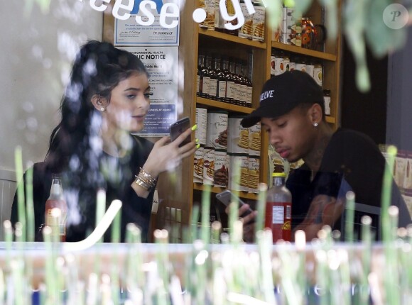 Kylie Jenner et Tyga déjeunent dans un restaurant à Calabasas, le 29 juin 2015.