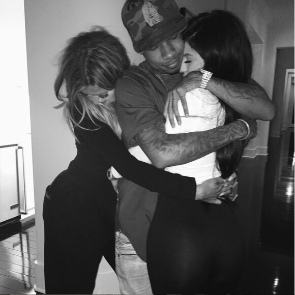 Khloé Kardashian, Tyga et Kylie Jenner s'embrassent lors de l'anniversaire de Khloé. Photo publiée le 29 juin 2015.