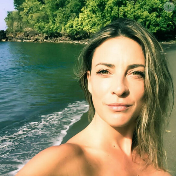 Eve Angeli sublime au bord de la mer.