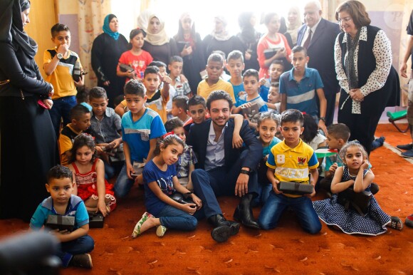 Le prince Hussein en visite dans un orphelinat à Zarqa, au nord-est d’Amman, le 28 juin 2015 en Jordanie.