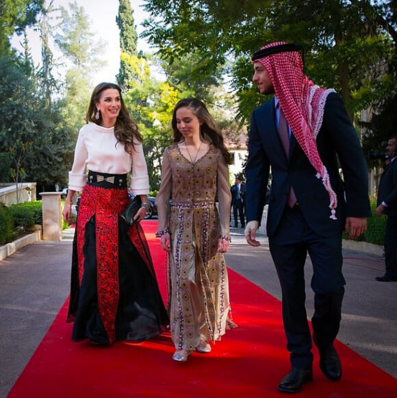 La reine Rania de Jordanie avec sa fille la princesse Salma et son fils le prince héritier Hussein sur le tapis rouge lors des célébrations de la Fête nationale à Amman le 25 mai 2015. Photo Instagram.