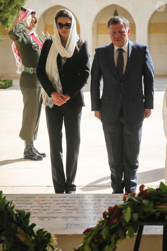Le roi et la reine de Jordanie se rendent sur la tombe du roi Hussein mort en 1999. Novembre 2014