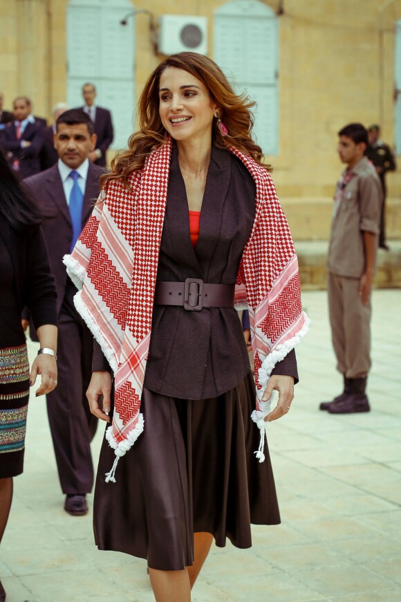 La reine Rania rend visite à une école en novembre 2014