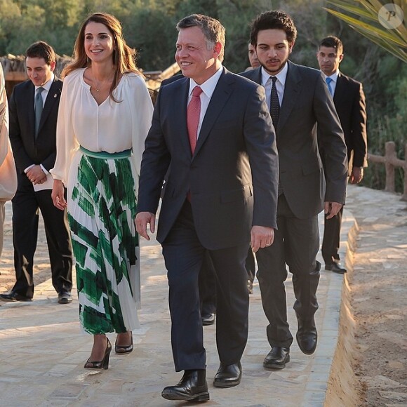 Rania de Jordanie avec le roi Abdullah II et le prince Hussein en mai 2014 lors de la venue du pape François. Instagram.