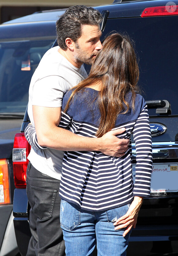 Ben Affleck et Jennifer Garner font du shopping avec leurs filles Violet et Seraphina à Pacific Palisades. Ben embrasse Jennifer tendrement. Le 5 octobre 2014 