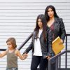 Mason (fils de Kourtney Kardashian et Scott Disick), Kourtney et Kim Kardashian quittent l'AMF Woodlake Lanes à Woodland Hills. Le 1er juillet 2015.