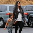 Kourtney Kardashian et son fils Mason arrivent à l'AMF Woodlake Lanes à Woodland Hills. Le 1er juillet 2015.
